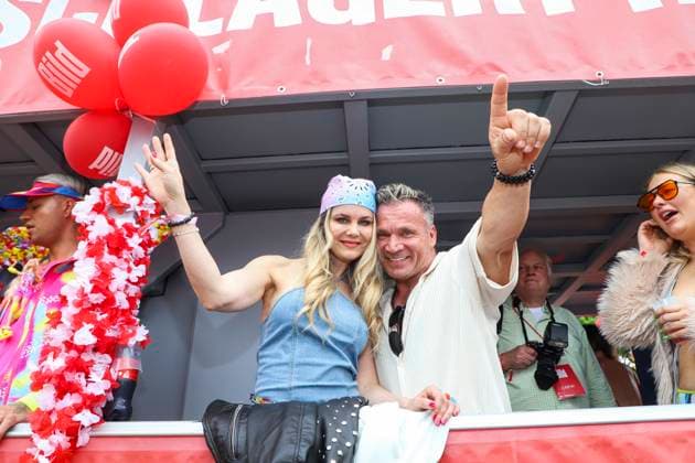 HAMBURG-25.05.2024-SCHLAGERMOVE Yvonne Woelke, Peter Klein beim Schlagermove in Hamburg am 25.05.2024 Zweierbild Zweiermotiv Querformat Halbfigur HH Deutschland *** Hamburg 25 05 2024 Schlagermove Yvonne Woelke, Peter Small at Schlagermove in Hamburg on 25 05 2024 Zweierbild Motif of two Landscape format Half figure HH Germany