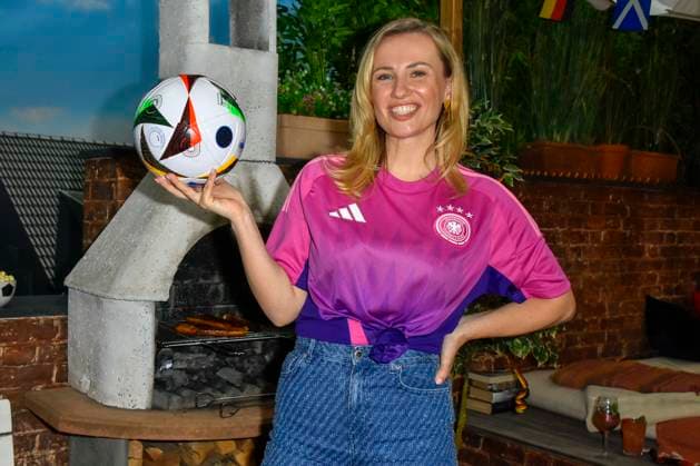 Ania Niedieck, Alles was zählt EM Fussball die Schauspielerin im Trikot der Deutschen Fussball Nationalmannschaft und mit Fan Artickel, die Darsteller der RTL Daily Soaps Alles was zählt und Unter uns sind bereits im Fussball EM Fieder und geben alles um gute Stimmung fuer die Deutsche Fussball Nationalmannschaft zu machen beim gemeinsamen Fussball EM Fototermin in dem MMC Studio am 10.06.2024 in Koeln Einzelbild Einzelmotiv Querformat Halbfigur NRW Deutschland *** Ania Niedieck, all what counts em Football the Actress at Shirt the Germans Football National team and with Fan Article, the Actors the RTL Daily Soaps all what counts and at us are already at Football em Fieder and give all at Good Mood for the German Football National tea