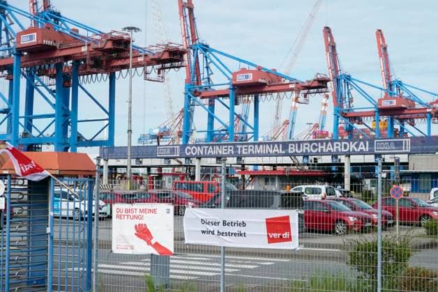 HAMBURG Die Hafenarbeiter sind erneut auf die Strasse gegangen Der Hafen steht erneut still Warnstreik bei der HHLA Hamburger Hafen und Logistik AG mit Plakaten Verdi Fahnen Banner Transparenten Dieser Betrieb wird bestreikt Keine Containerabfertigung am Hamburger Hafen Burchardkai Es werden an den Terminals keine Container abgefertigt. Der Streik soll bis einschließlich morgen, Mittwoch, andauern 09.Juli 2024 HH Deutschland *** Hamburg the Dockworkers are again at the Street gone the Port is again silent Warnstreik at the HHLA Hamburg Port and Logistics AG with Posters Verdi Flags Banner transparent this Operation will bestreikt none Containerabfertigung on Hamburg Port Burchardkai it become to the Terminals none Container Checked in the S