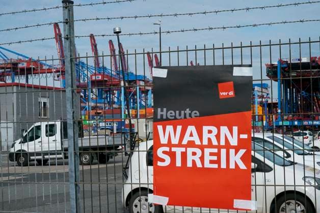 HAMBURG Die Hafenarbeiter sind erneut auf die Strasse gegangen Der Hafen steht erneut still Warnstreik bei der HHLA Hamburger Hafen und Logistik AG mit Plakaten Verdi Fahnen Banner Transparenten Dieser Betrieb wird bestreikt Keine Containerabfertigung am Hamburger Hafen Burchardkai Es werden an den Terminals keine Container abgefertigt. Der Streik soll bis einschließlich morgen, Mittwoch, andauern 09.Juli 2024 HH Deutschland *** Hamburg the Dockworkers are again at the Street gone the Port is again silent Warnstreik at the HHLA Hamburg Port and Logistics AG with Posters Verdi Flags Banner transparent this Operation will bestreikt none Containerabfertigung on Hamburg Port Burchardkai it become to the Terminals none Container Checked in the S