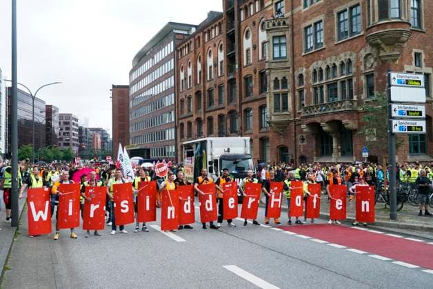 HAMBURG-Demonstration der Hafenarbeiter Mit Verd.i Fahnen Banner Transparenten mit der Aufschrift Wir sind der Hafen Hunderte fordern mehr Lohn und bessere Arbeitsbedingungen Die Demonstration führte zu massiven Verkehrsbehinderungen in der Innenstadt Mehrere hundert Menschen nahmen an der Demonstration von Verdi für mehr Geld und bessere Arbeitsbedingungen für die Hafenarbeiter teil . Die Demonstration startete in der Hafencity, ging weiter über den Bereich der Innenstadt zum Gewerkschaftshaus am Besenbinderhof.am 10.07.2024 HH Deutschland *** Hamburg Demonstration the Dockworkers with Verd I Flags Banner transparent with the Inscription We are the Port Hundreds demand more Wages and better Working conditions the Demonstration led to mas