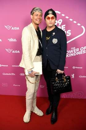 Julian F.M. Stoeckel mit Freund Marcell Damaschke beim 99Fire Films Award während der Berlinale 2025 in der Astor Film Lounge. Berlin, 19.02.2025