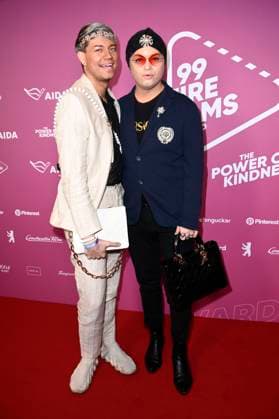 Julian F.M. Stoeckel mit Freund Marcell Damaschke beim 99Fire Films Award während der Berlinale 2025 in der Astor Film Lounge. Berlin, 19.02.2025
