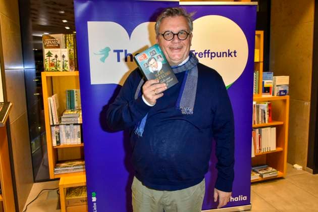 Hans-Peter Wilhelm Hape Kerkeling der deutsche Komiker und Autor praesentiert sein neues Buch Gebt mit etwas Zeit bei der Lesung in der Thalia Mayersche Buchhandlung am 06.11.2024 in Duesseldorf NRW Deutschland *** Hans Peter Wilhelm Hape Kerkeling the German Comedian and Author presented its New Book Give with something Time at the Reading in the Thalia Mayersche Bookshop on 06 11 2024 in Duesseldorf NRW Germany