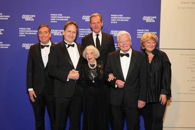 Dr. Karsten E. Dreinhoefer, Dr. Nico Raabe, Joachim Gauck, Margot Friedlaender, Mathias Doepfner, Monika Gruetters bei der Verleihung des Preis fuer Verstaendigung und Toleranz am 16 November 2024 im Juedischen Museum in Berlin. Berlin Deutschland