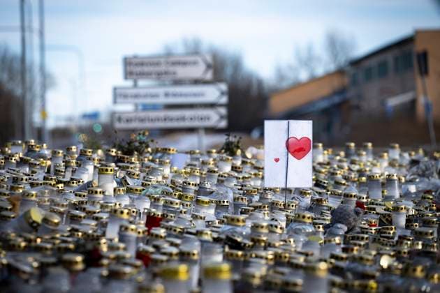 News Themen der Woche KW08 News Bilder des Tages ÖREBRO 20250220 Ljus och blommor pa minnesplatsen utanför Risbergska skolan i Örebro ÖREBRO SVERIGE x10050x *** ÖREBRO 20250220 Candles and flowers at the memorial site outside Risbergska school in Örebro ÖREBRO SWEDEN x10050x  Copyright: xPontusxLundahl TTx ÖREBRO MINNESPLATS I4iv5aZc4Lg