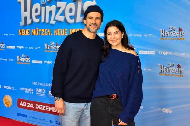 Tom Beck mit Chryssanthi Kavazi Schauspieler zu Gast auf dem Roten Teppich bei der Kino Film Premiere Die Heinzels Neue Muetzen Neue Mission im Cinedome am 08.Dezember 2024 in Koeln NRW Deutschland *** Tom Beck with Chryssanthi Kavazi Actors to Guest at the Red Carpet at the Cinema Film Premiere the Heinzels New Muetzen New Mission at Cinedome on 08 December 2024 in Cologne NRW Germany
