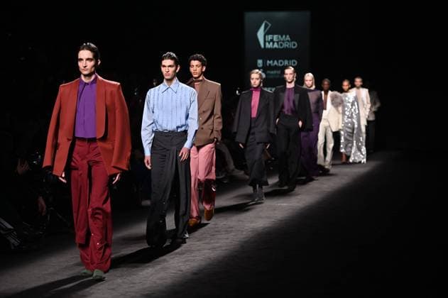 Entertainment Bilder des Tages A model wears at collection runway a creation from Mans during Pasarela Cibeles Mercedes-Benz Fashion Week Madrid 2025 in Madrid, on Thursday ,20 February 2025. Cordon Press 