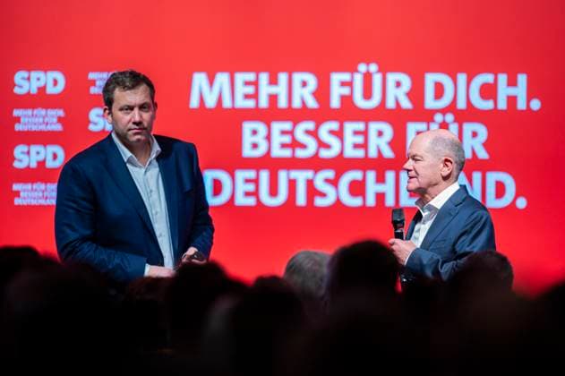 20.02.2025 - Olaf Scholz und Lars Klingbeil in Bad Fallingbostel: Der Bundeskanzler und Bundesvorsitzende Lars Klingbeil der SPD bei der Wahlkampfveranstaltung im niedersächsischen Bad Fallingbostel mit dem Spruch Mehr für Dich. Besser für Deutschland. , Bad Fallingbostel Niedersachsen Deutschland Heidmark-Halle *** 20 02 2025 Olaf Scholz and Lars Klingbeil in Bad Fallingbostel The Federal Chancellor and Federal Chairman Lars Klingbeil of the SPD at the election campaign event in Bad Fallingbostel in Lower Saxony with the slogan Mehr für Dich Besser für Deutschland , Bad Fallingbostel Lower Saxony Germany Heidmark Halle