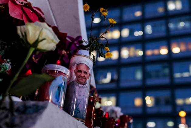 Bilder des Jahres 2025, News 02 Februar News Themen der Woche KW08 News Bilder des Tages Pope Francis hospitalized at Gemelli hospital in Rome People place candles under the statue of John Paul II at the entrance to the Gemelli hospital, where Pope Francis is hospitalized, in Rome, Italy, 20 February 2025. Pope Francis is continuing to do some work while he is being treated for bronchitis and double pneumonia, Pope Francis was hospitalized on 14 February due to a respiratory tract infection. Rome, Italy, 20 Feb 2025, Credit:Francesco Fotia Avalon Italy, Italia, Rome  Copyright: xFrancescoxFotiax xAvalonx 0966556531