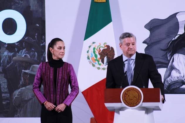 Mexico s President, Claudia Sheinbaum is seen behind while Ted Sarandos, CEO of Netflix speaking during a news conference about the Netflix investment of more than .1 billion at National Palace. on February 20, 2025 in Mexico City, Mexico. Mexico City Mexico - ZUMAe321 20250220_zia_e321_001 Copyright: xEstebanxFloresx