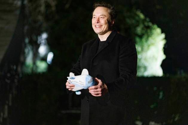 President Trump Arrives at White House with Elon Musk Elon Musk is seen with an Air Force One plush toy as he arrives at the White House in Washington DC on Wednesday, February 19, 2025. Credit: Aaron Schwartz CNP AdMedia Washington District of Columbia United States of America EDITORIAL USE ONLY  Copyright: xx ASCH4166 CNP AdMediax admphotostwo919188
