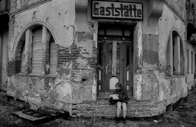 Berlin-Köpenick Deutschland, Berlin, 12.02.1992, geschlossene Gaststätte in Köpenick, Kind mit Buch, Â *** Berlin Köpenick Germany, Berlin, 12 02 1992, closed restaurant in Köpenick, child with book, Â