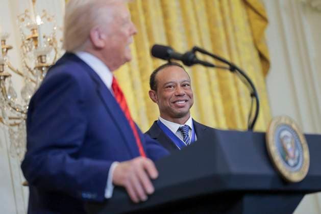 Bilder des Jahres 2025, News 02 Februar News Themen der Woche KW08 Golfer Tiger Woods (R) listens to US President Donald J. Trump (L) during a reception honoring Black History Month in the East Room of the White House in Washington, DC, on February 20, 2025.  WAX20250220803 SHAWNxTHEW