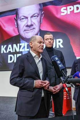 SPD Townhall - Bundestagswahlkampf 2025 mit dem Bundeskanzler Interview für TV-Sender: Olaf Scholz (SPD) Bundeskanzler (links) Adis Ahmetovic (SPD), Kandidat für die Bundestagswahl 2025 und Mitglied des Bundestags (MdB) 30659 Hannover Swiss Life Karriere Campus Niedersachsen, Region Hannover Germany