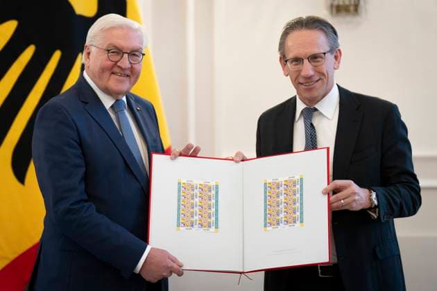 News Themen der Woche KW08 News Bilder des Tages Wohlfahrtsmarken 2025, Bundesfinanzminister, Bundespräsident Wohlfahrtsmarken 2025, Bundesfinanzminister, Jörg Kukies, Bundespräsident, Frank-Walter Steinmeier, Schloss Bellevue Berlin Berlin GER *** Welfare stamps 2025, Federal Minister of Finance, Federal President Welfare stamps 2025, Federal Minister of Finance, Jörg Kukies, Federal President, Frank Walter Steinmeier, Bellevue Palace Berlin GER