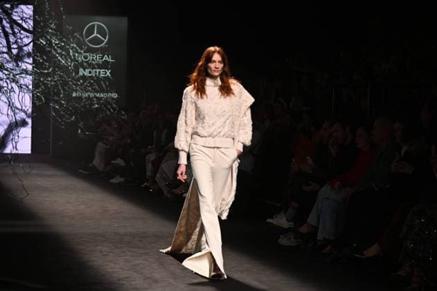 Entertainment Themen der Woche KW08 Entertainment Bilder des Tages A model wears at collection runway a creation from Simorra during Pasarela Cibeles Mercedes-Benz Fashion Week Madrid 2025 in Madrid, on Friday ,21 February 2025 Cordon Press 