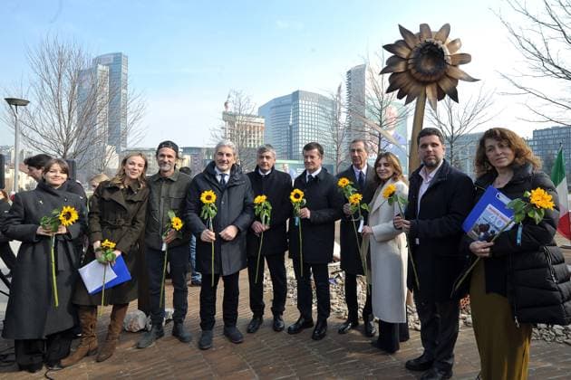 Bilder des Jahres 2025, News 02 Februar News Themen der Woche KW08 News Bilder des Tages foto IPP Mario Romano Milano 21 02 2025 Biblioteca degli Alberi. Presentazione Installazione, in occasione del terzo anniversario dell’ invasione russa in Ucraina inaugurazione dell installazione artistica UNFORGOTTEN UKRAINE nella foto Giuseppe Sala, Giorgio Gori, Andrii Kartysh, Console Generale d Ucraina a Milano, Raffaele Cattaneo, l’ artista Mauro Seresini e rappresentanti dell’ Europa a Milano, posano con un girasole in mano sotto l’ installazione Italy Photo Press - World Copyright *** photo IPP Mario Romano Milan 21 02 2025 Library of Trees Presentation Installation, on the occasion of the third anniversary of the Russian invasion in Ukraine inauguration of the art installation UNFORGOTTEN UKRAINE in the photo Giuseppe Sala, Gior 