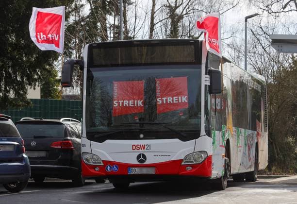 News Themen der Woche KW08 News Bilder des Tages 21.02.2025, Deutschland, NRW, Warnstreiks, ÖPNV, Busse und Bahnen, Verdi Fahnen und Streik-Schilder an einem Bus vor einem bestreikten Bus-Depot in Dortmund, Warnstreik, Deutschland *** 21 02 2025, Germany, NRW, warning strikes, public transport, buses and trains, Verdi flags and strike signs on a bus in front of a bus depot on strike in Dortmund, warning strike, Germany Copyright: xD.xKerlekin SnowfieldxPhotographyx SF210225WarnstreikD3