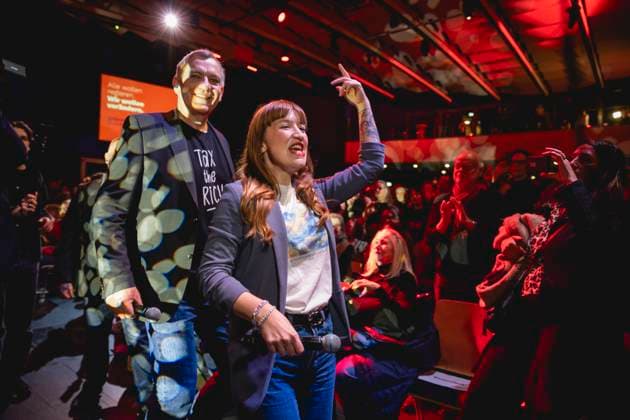 News Themen der Woche KW08 Jan van Aken, Parteivorsitzender und Spitzenkandidat der Linke, und Heidi Reichinnek, Spitzenkandidatin der Linke, erscheinen zur Wahlkampfveranstaltung in Berlin, 21.02.2025. Berlin Deutschland Copyright: xJulianexSonntagx