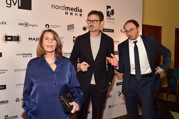 FFF Berlinale Empfang 2025 Berlin Senta Berger mit ihren Söhnen Simon Verhoeven und Luca Verhoeven Ankunft zum 12 mal DAfFNE Deutsche Akademie für Fernsehen, eine Ehrenauszeichnung für ein herausragendes Lebenswerk zur 75.ten Berlinale in Berlin, am 21.02.2025