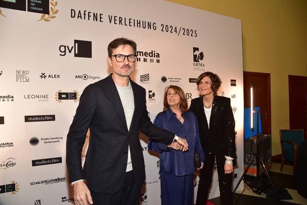 FFF Berlinale Empfang 2025 Berlin Senta Berger mit ihren Söhnen Simon Verhoeven und Luca Verhoeven Ankunft zum 12 mal DAfFNE Deutsche Akademie für Fernsehen, eine Ehrenauszeichnung für ein herausragendes Lebenswerk zur 75.ten Berlinale in Berlin, am 21.02.2025