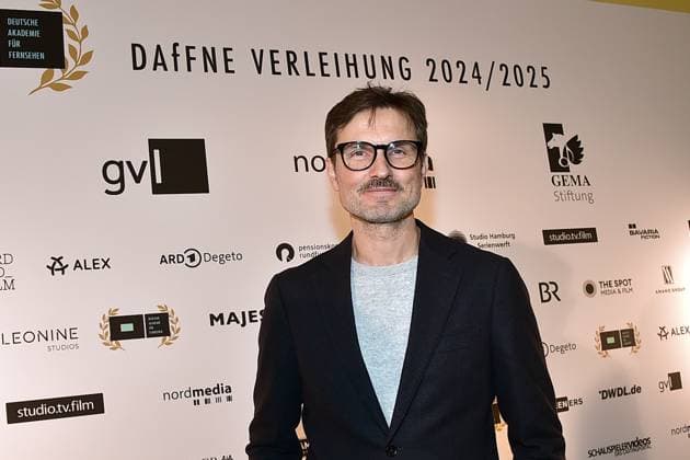 FFF Berlinale Empfang 2025 Berlin Simon Verhoeven Ankunft zum 12 mal DAfFNE Deutsche Akademie für Fernsehen, eine Ehrenauszeichnung für ein herausragendes Lebenswerk zur 75.ten Berlinale in Berlin, am 21.02.2025