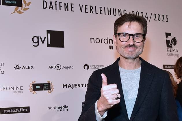 DAFFNE Preisverleihung 2025 Berlin Simon Verhoeven Ankunft zum 12 mal DAfFNE Deutsche Akademie für Fernsehen, eine Ehrenauszeichnung für ein herausragendes Lebenswerk zur 75.ten Berlinale in Berlin, am 21.02.2025