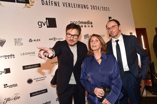 DAFFNE Preisverleihung 2025 Berlin Senta Berger mit ihren Söhnen Simon Verhoeven und Luca Verhoeven Ankunft zum 12 mal DAfFNE Deutsche Akademie für Fernsehen, eine Ehrenauszeichnung für ein herausragendes Lebenswerk zur 75.ten Berlinale in Berlin, am 21.02.2025
