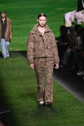 Ynesuelves Fashion Week A model walks the runway wearing a design by Ynesuelves during Mercedes-Benz Fashion Week de Madrid in IFERMA, 21 February 2025 Spain Featuring: Mercedes Benz Fashion Week Madrid - Ynesuelves Where: Madrid, Spain When: 21 Feb 2025 Credit: Oscar Gonzalez WENN Madrid Spain Copyright: xOscarxGonzalez WENNx wenn40264615 OFA ZOJx wenn40264615