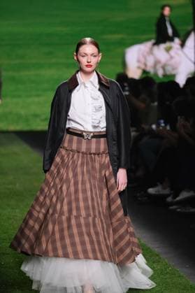 Ynesuelves Fashion Week A model walks the runway wearing a design by Ynesuelves during Mercedes-Benz Fashion Week de Madrid in IFERMA, 21 February 2025 Spain Featuring: Mercedes Benz Fashion Week Madrid - Ynesuelves Where: Madrid, Spain When: 21 Feb 2025 Credit: Oscar Gonzalez WENN Madrid Spain Copyright: xOscarxGonzalez WENNx wenn40264619 OFA ZOJx wenn40264619