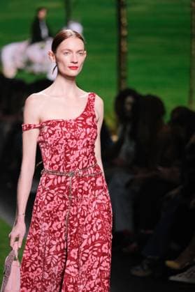 Ynesuelves Fashion Week A model walks the runway wearing a design by Ynesuelves during Mercedes-Benz Fashion Week de Madrid in IFERMA, 21 February 2025 Spain Featuring: Mercedes Benz Fashion Week Madrid - Ynesuelves Where: Madrid, Spain When: 21 Feb 2025 Credit: Oscar Gonzalez WENN Madrid Spain Copyright: xOscarxGonzalez WENNx wenn40264623 OFA ZOJx wenn40264623