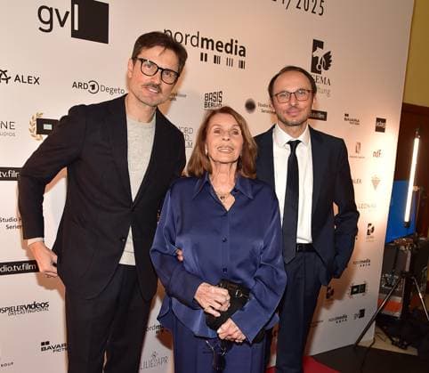DAFFNE Preisverleihung 2025 Berlin Senta Berger mit ihren Söhnen Simon Verhoeven und Luca Verhoeven Ankunft zum 12 mal DAfFNE Deutsche Akademie für Fernsehen, eine Ehrenauszeichnung für ein herausragendes Lebenswerk zur 75.ten Berlinale in Berlin, am 21.02.2025