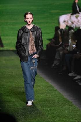 Ynesuelves Fashion Week A model walks the runway wearing a design by Ynesuelves during Mercedes-Benz Fashion Week de Madrid in IFERMA, 21 February 2025 Spain Featuring: Mercedes Benz Fashion Week Madrid - Ynesuelves Where: Madrid, Spain When: 21 Feb 2025 Credit: Oscar Gonzalez WENN Madrid Spain Copyright: xOscarxGonzalez WENNx wenn40264592 OFA ZOJx wenn40264592