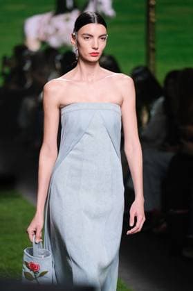 Ynesuelves Fashion Week A model walks the runway wearing a design by Ynesuelves during Mercedes-Benz Fashion Week de Madrid in IFERMA, 21 February 2025 Spain Featuring: Mercedes Benz Fashion Week Madrid - Ynesuelves Where: Madrid, Spain When: 21 Feb 2025 Credit: Oscar Gonzalez WENN Madrid Spain Copyright: xOscarxGonzalez WENNx wenn40264599 OFA ZOJx wenn40264599