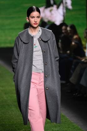 Ynesuelves Fashion Week A model walks the runway wearing a design by Ynesuelves during Mercedes-Benz Fashion Week de Madrid in IFERMA, 21 February 2025 Spain Featuring: Mercedes Benz Fashion Week Madrid - Ynesuelves Where: Madrid, Spain When: 21 Feb 2025 Credit: Oscar Gonzalez WENN Madrid Spain Copyright: xOscarxGonzalez WENNx wenn40264603 OFA ZOJx wenn40264603