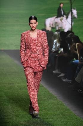Ynesuelves Fashion Week A model walks the runway wearing a design by Ynesuelves during Mercedes-Benz Fashion Week de Madrid in IFERMA, 21 February 2025 Spain Featuring: Mercedes Benz Fashion Week Madrid - Ynesuelves Where: Madrid, Spain When: 21 Feb 2025 Credit: Oscar Gonzalez WENN Madrid Spain Copyright: xOscarxGonzalez WENNx wenn40264581 OFA ZOJx wenn40264581