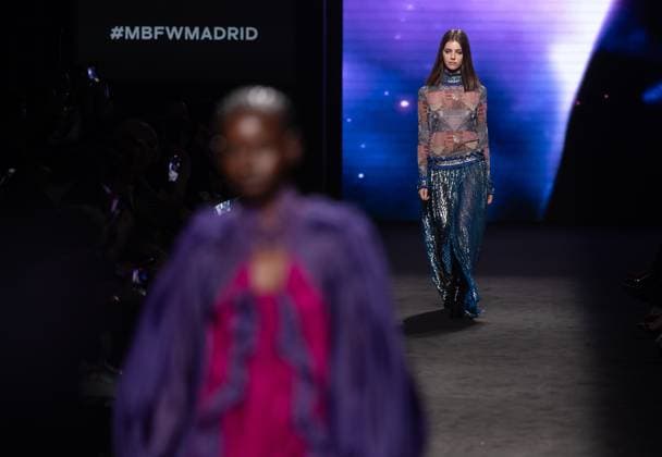 Custo Barcelona fashion show at the 81st edition of MBFWM Two models parade during the Custo Barcelona fashion show, at the 81st edition of the Mercedes Benz Fashion Week MBFW , at IFEMA Madrid, on February 21, 2025, in Madrid Spain IFEMA Madrid hosts the Mercedes Benz Fashion Week Madrid MBFW from February 19 to 23 February 21 FEBRUARY 2025 CUSTO MODA MBFW FASHION WEEK SEMANA DE LA MODA Madrid Madrid Espana  Copyright: xEduardoxParrax 6534871
