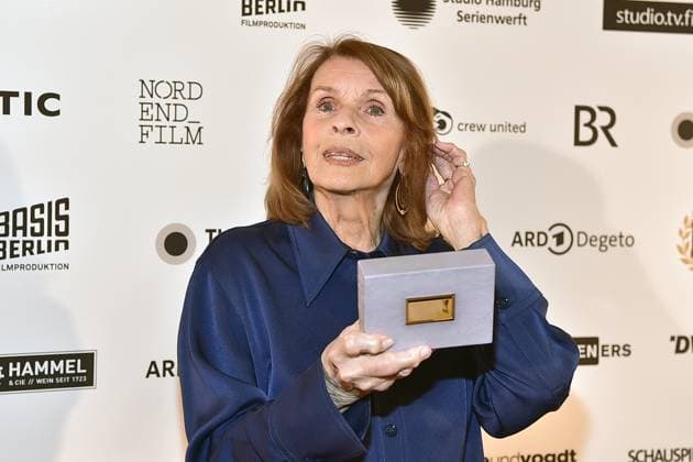 DAFFNE Preisverleihung 2025 Berlin Sente Berger mit dem Ehrenpreis fuer Michael Verhoeven zum 12 mal DAfFNE Deutsche Akademie für Fernsehen, eine Ehrenauszeichnung für ein herausragendes Lebenswerk zur 75.ten Berlinale in Berlin, am 21.02.2025