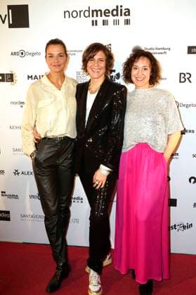 Susan Hoecke, Christina Hecke und Gast bei der 12. Verleihung der DAfFNE-Auszeichnung 2025 im Babylon. Berlin, 21.02.2025