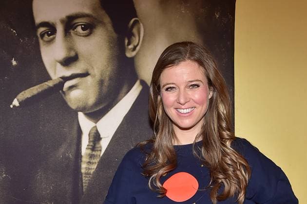 DAFFNE Preisverleihung 2025 Berlin Nina EIchinger vor einem Selbstportrait von Ernst Lubitsch Ankunft zum 12 mal DAfFNE Deutsche Akademie für Fernsehen, eine Ehrenauszeichnung für ein herausragendes Lebenswerk zur 75.ten Berlinale in Berlin, am 21.02.2025