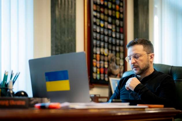 News Themen der Woche KW08 News Bilder des Tages February 21, 2025, Kiev, Kyiv Oblast, Ukraine: Ukrainian President Volodymyr Zelenskyy, listens to Swedish Prime Minister Ulf Kristersson during a video conference meeting from the Mariinskyi Palace, February 21, 2025 in Kiev, Ukraine. Kiev Ukraine - ZUMAp138 20250221_zaa_p138_007 Copyright: xPoolx UkrainianxPresidentiax