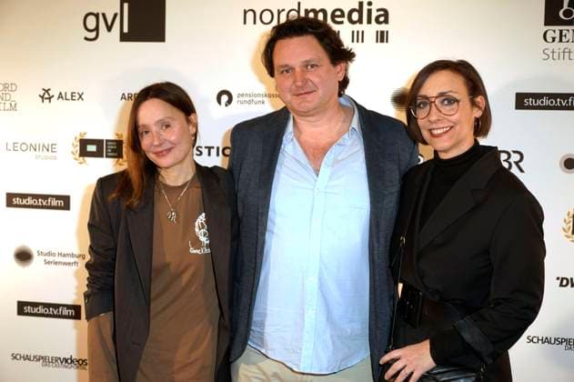 Ramona Klinikowski, Miroslav Babic und Gast bei der 12. Verleihung der DAfFNE-Auszeichnung 2025 im Babylon. Berlin, 21.02.2025