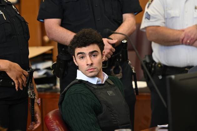 Bilder des Jahres 2025, News 02 Februar News Themen der Woche KW08 News Bilder des Tages Luigi Mangione appears at State Supreme Court for a hearing on murder charges for killing UnitedHealthcare CEO Brian Thompson in New York City on Friday, February 21, 2025. Thompson was shot and killed in midtown Manhattan in a targeted attack as he was about to attend the company s annual investor conference. Pool photo by Curtis Means  NYX20250221121 CurtisxMeans