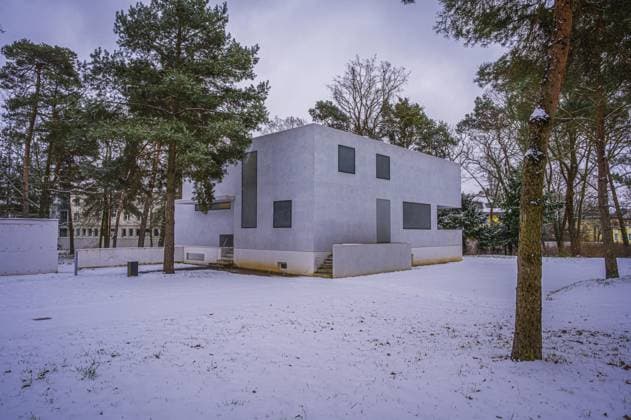 Bauhaus Meisterhaus, Haus Gropius umgeben von schneebedeckten Bäumen in einer winterlichen Landschaft, Dessau-Roßlau, Sachsen-Anhalt, Deutschland, Europa Bauhaus Meisterhaus, Gropius House surrounded by snow-covered trees in a wintry landscape, Dessau-Roßlau, Saxony-Anhalt, Germany, Europe Copyright: imageBROKER MarcusxBeckert ibxmbt12701004.jpg
