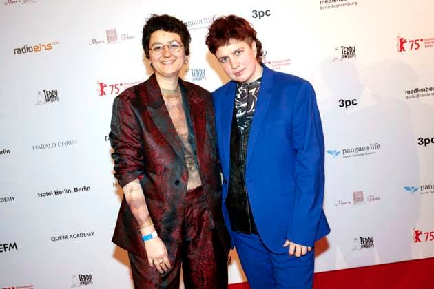Marie Luise Lehner mit Begleitung bei der Verleihung des 39. Teddy Award 2025 im Rahmen der Berlinale 2025 75. Internationale Filmfestspiele Berlin in der Volksbuehne. Berlin, 21.02.2025