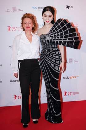 Tricia Tuttle und Fan Bingbing bei der Verleihung des 39. Teddy Award 2025 im Rahmen der Berlinale 2025 75. Internationale Filmfestspiele Berlin in der Volksbuehne. Berlin, 21.02.2025