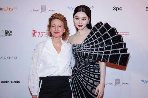 Tricia Tuttle und Fan Bingbing bei der Verleihung des 39. Teddy Award 2025 im Rahmen der Berlinale 2025 75. Internationale Filmfestspiele Berlin in der Volksbuehne. Berlin, 21.02.2025