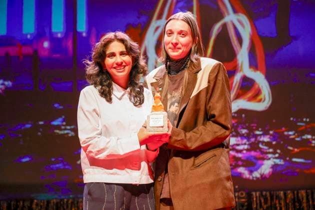 Leela Varghese und Emma Hough Hobbs bei der Verleihung des 39. Teddy Award 2025 im Rahmen der Berlinale 2025 75. Internationale Filmfestspiele Berlin in der Volksbuehne. Berlin, 21.02.2025
