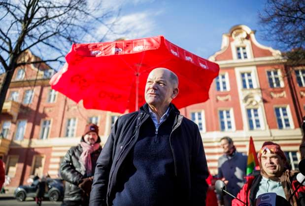 News Themen der Woche KW08 Pressetermin mit Olaf Scholz (SPD), Bundeskanzler, beim Besuch von Wahlkaempferinnen und Wahlkaempfern der SPD auf dem Potsdamer Bassinplatz. Potsdam Deutschland *** Press event with Olaf Scholz SPD , Federal Chancellor, during the visit of SPD election campaigners on Potsdams Bassinplatz Potsdam Germany Copyright: xThomasxKoehlerx